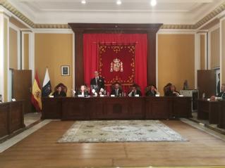 El presidente de la Audiencia Provincial durante su discurso, aspecto de la sala durante la ceremonia e intervención de la fiscal jefe, Carmen Almendral